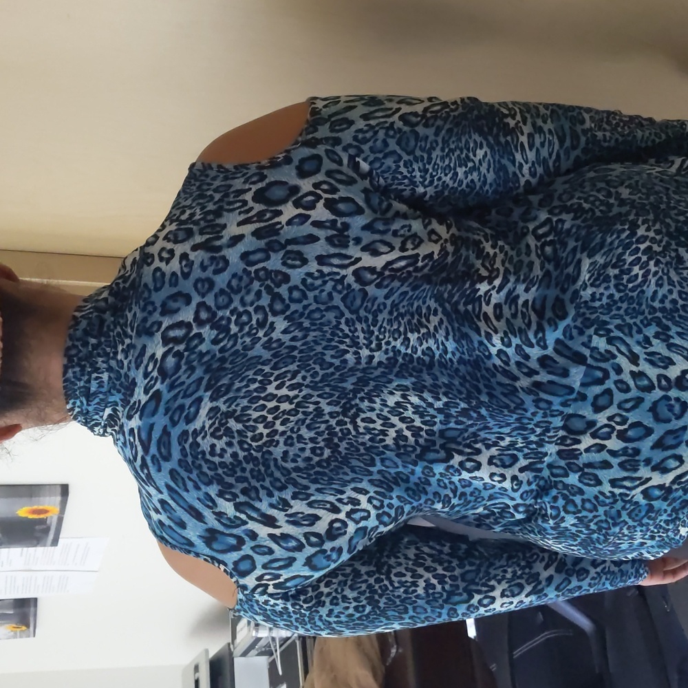 T neck/cut out shoulders - Picture 6 of 7